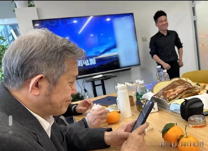 企业家组团找董宇辉学习网红经济！

这些商业大佬们都是谁？

360周鸿祎，36