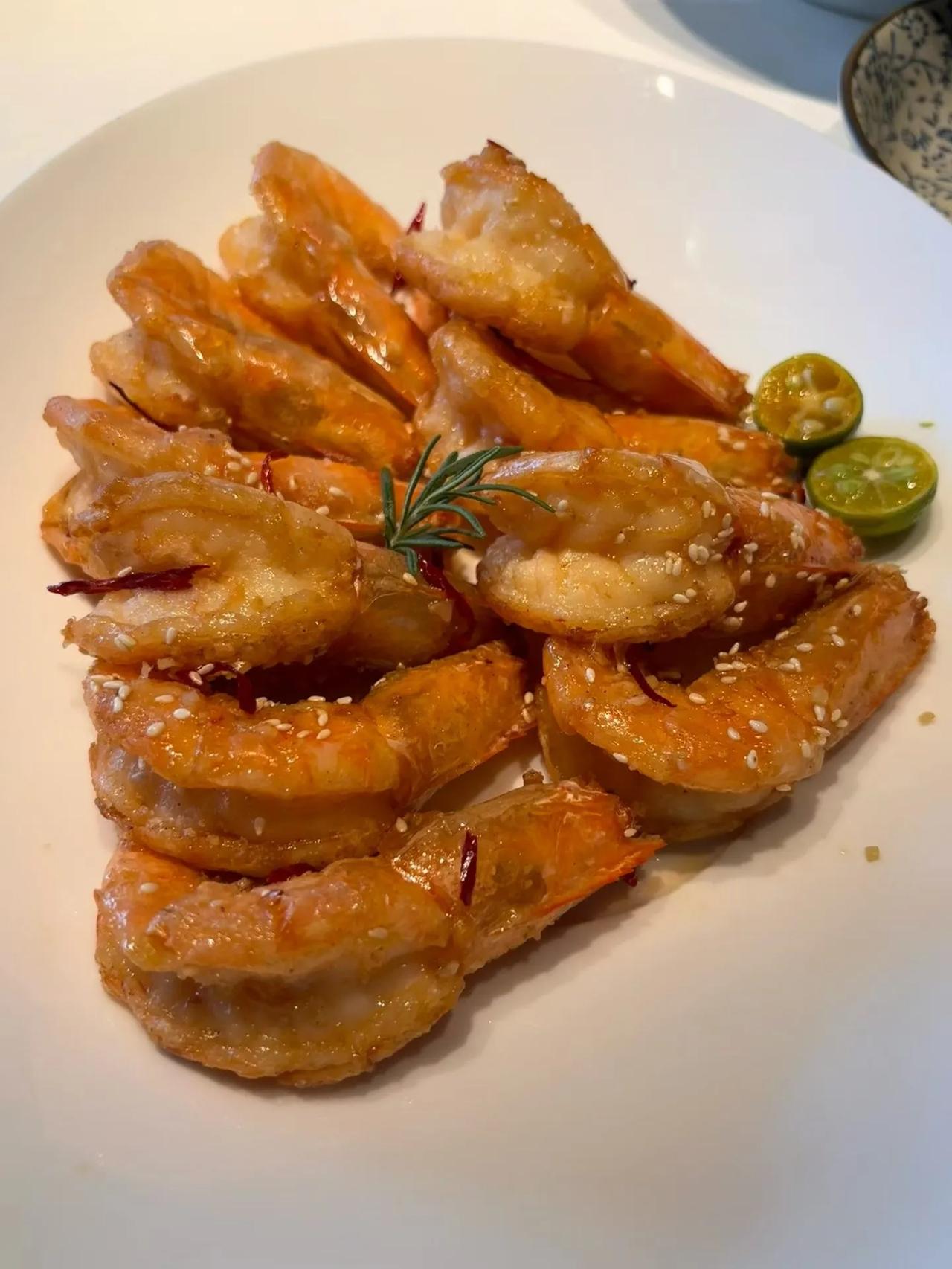 一盘炸虾，看起来好美味！