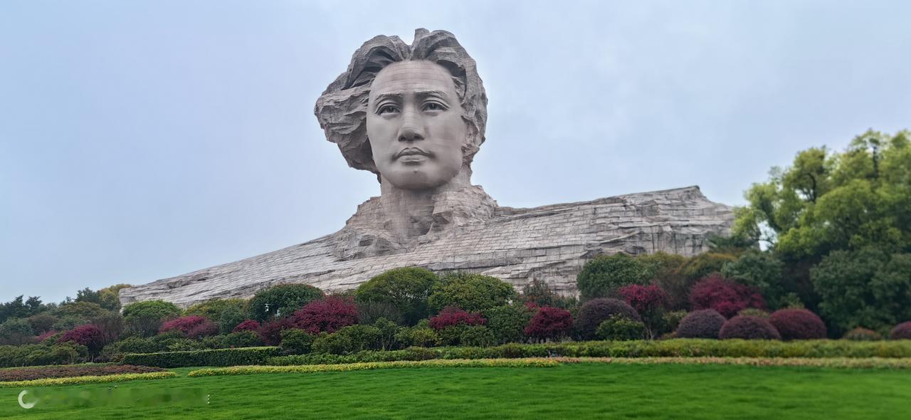 从海南返程时，专门绕道去祭拜了老人家，永远活在人民心中的伟人