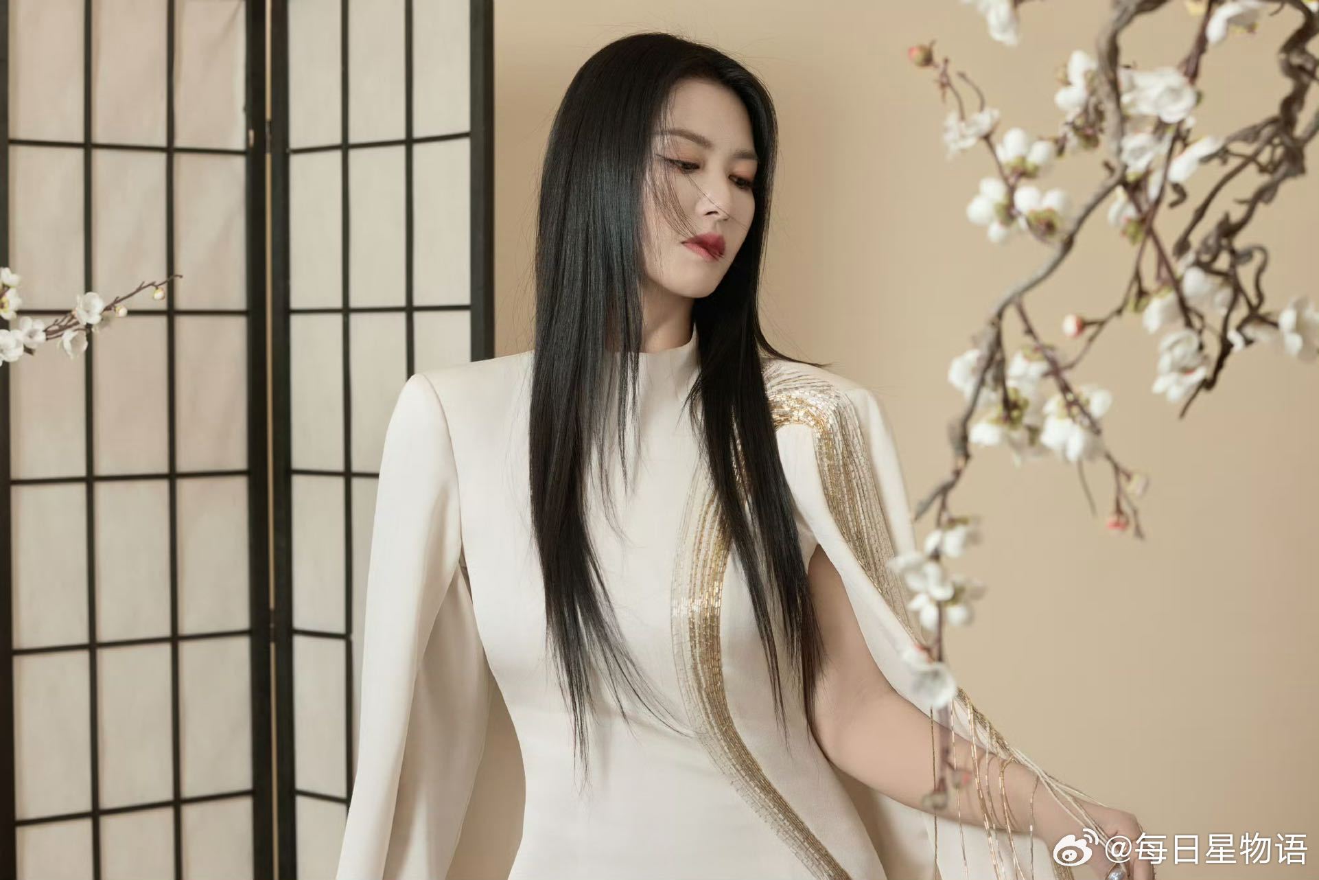 谭维维扛住了央视三分钟长镜头 元宵晚会上演唱的《船歌》又是一个经典舞台。无论是山