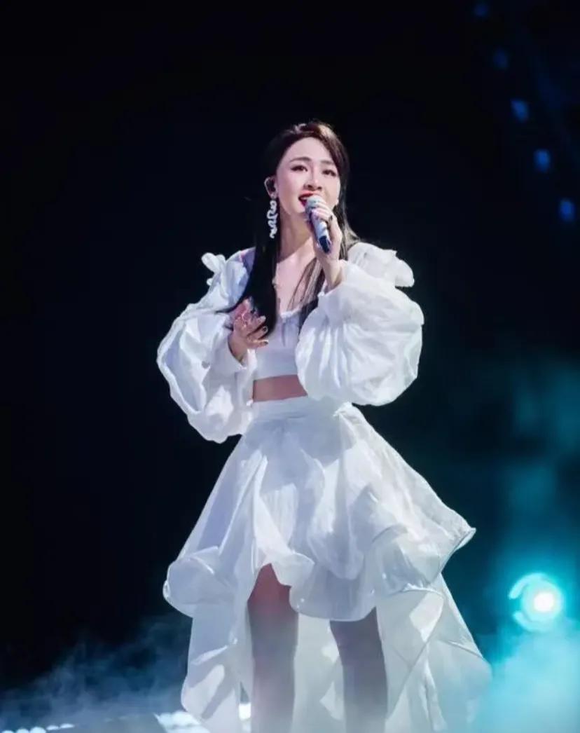 这妹子是有什么合约在身吗?怎么就不火?
当年参加好声音加入周杰伦战队，最终成为亚