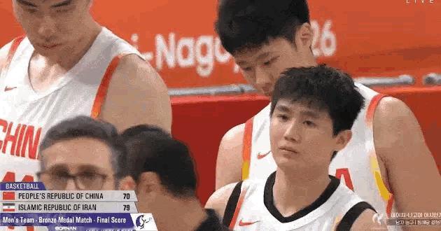 相比于这场比赛的失利，更加难以接受的是这群球员怎么想？很多球员从联赛结束以后，就