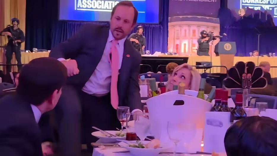 晚宴惊传枪声，美国这“自由”，终于连总统席都兜不住了
 
白宫记者年会晚宴，本该