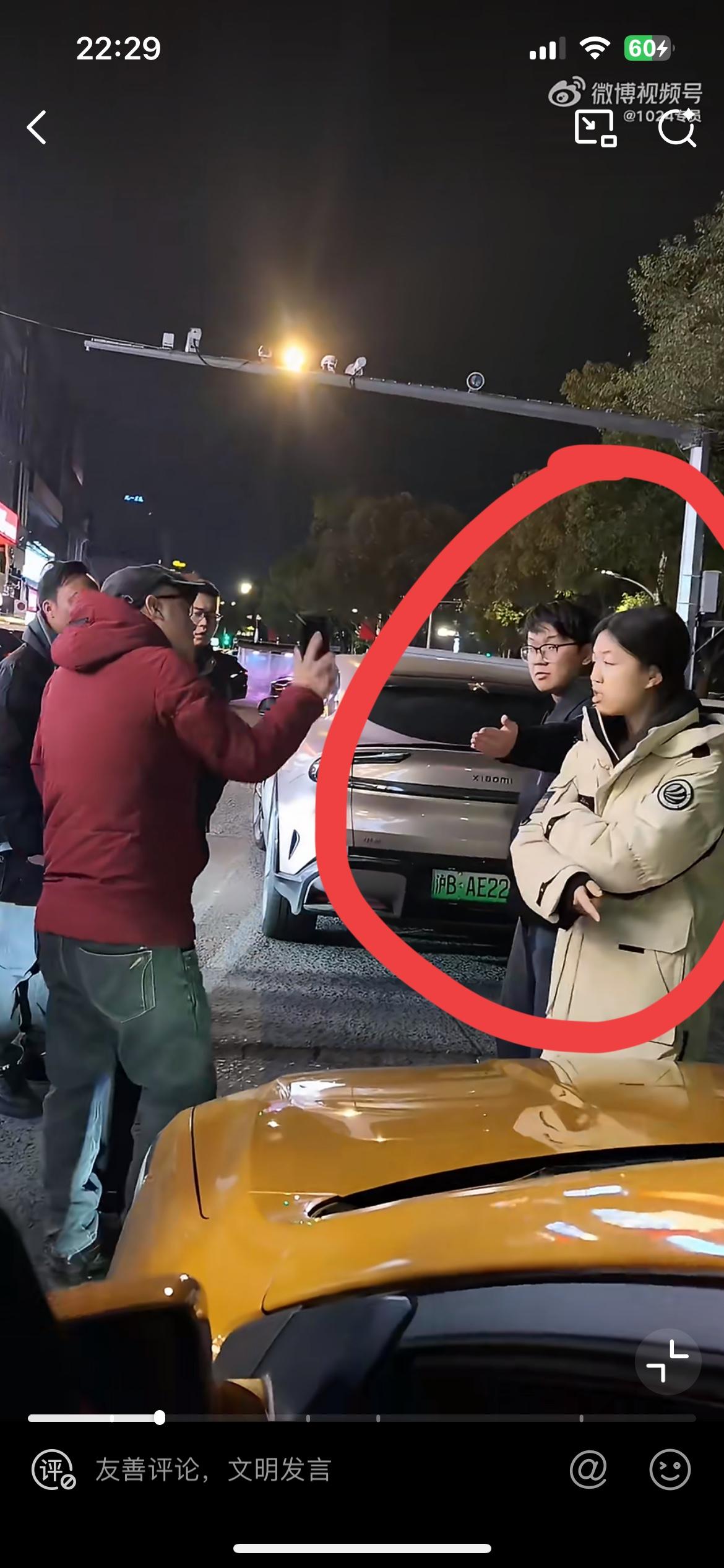 上海一对小情侣，小区出口倒车，堵死通道，被人指责后，竟然赌气停车。这对小情侣开着