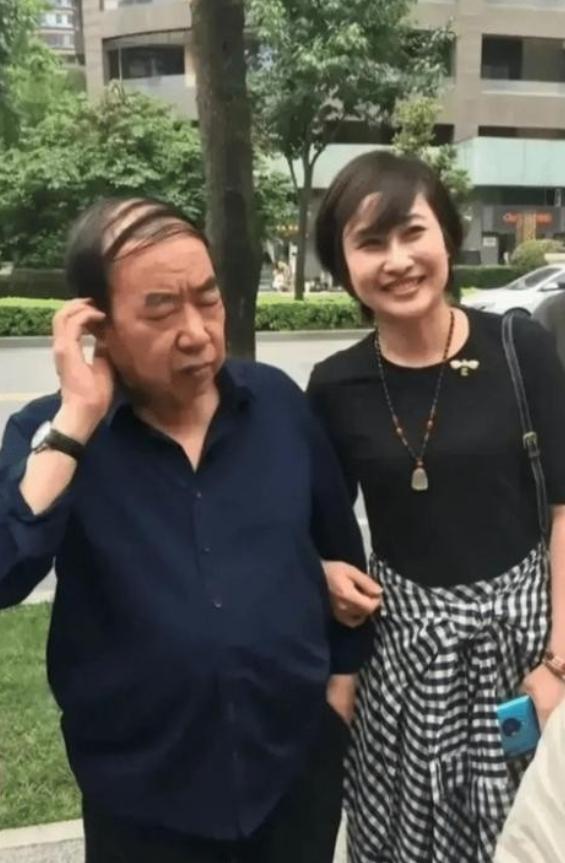 1996年，44岁的贾平凹，娶27岁的护士郭梅为妻。婚后，他问妻子：“我每周可不