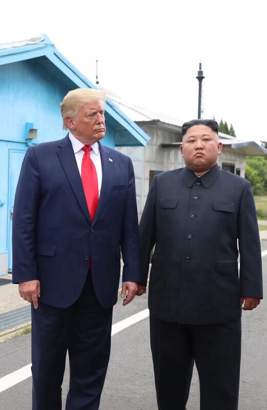 特朗普又发旧照，称“与金正恩相处融洽”