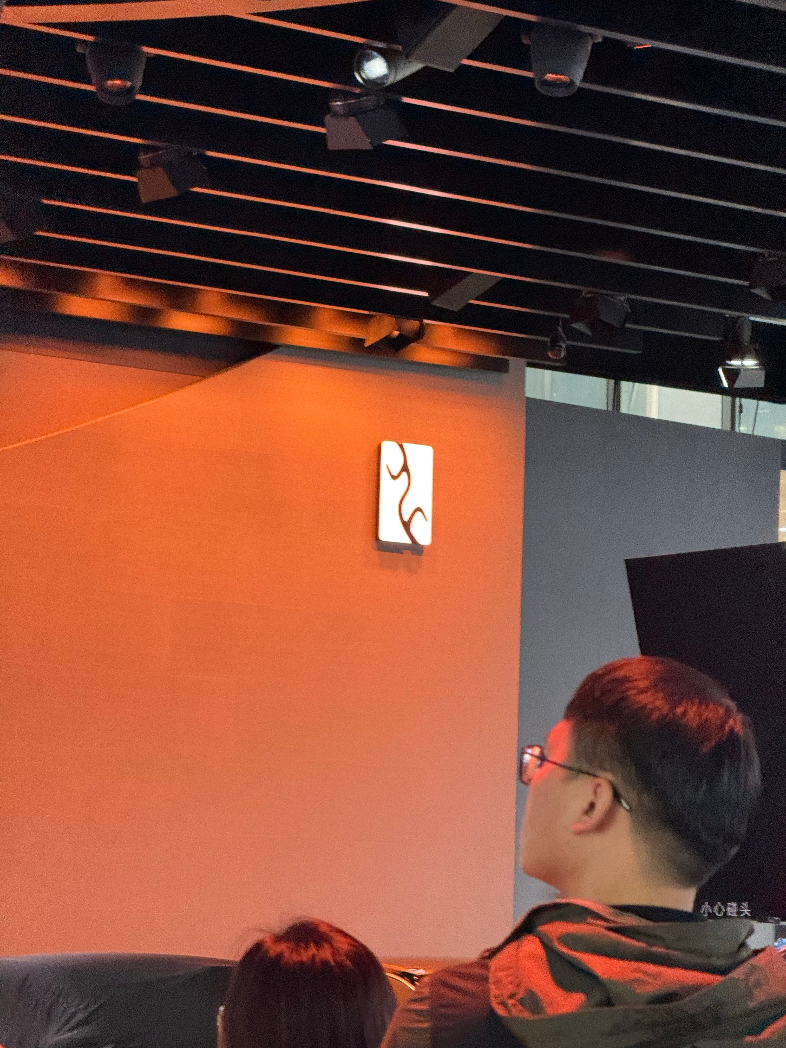 胡晓庆女士的个人气质真的很好，温润、谦和又有一种恰到好处的距离感在一众品牌老大中