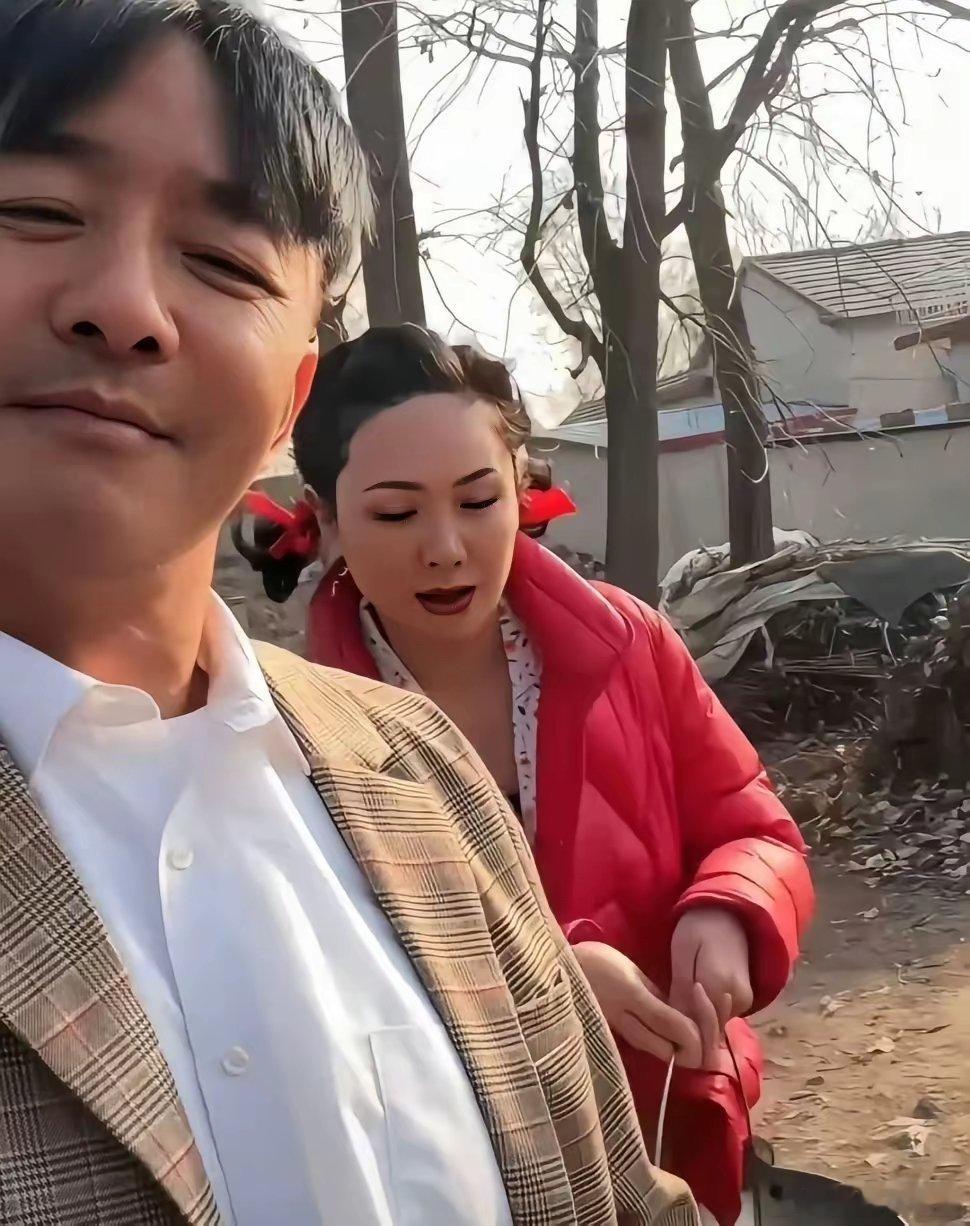 郭晓冬带妻子程莉莎回村，换身衣服从“村花”秒变时尚贵妇！真正的豪门松弛感，被程莉