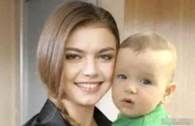 2009年，俄罗斯体操女皇卡巴耶娃未婚先孕。可当记者询问孩子父亲是谁的时候，她却