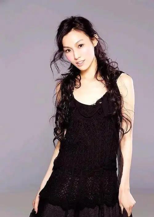 范玮琪早年在专访里反复将自己的生活哲学归结为“傻人有傻福”，在镜头前总以一副不谙