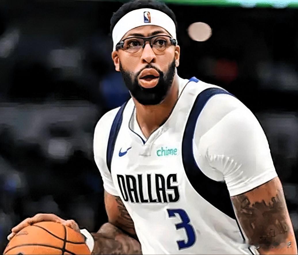 浓眉又受伤了，主帅基德都无语了！

今日独行侠以114-116不敌爵士。赛后，基