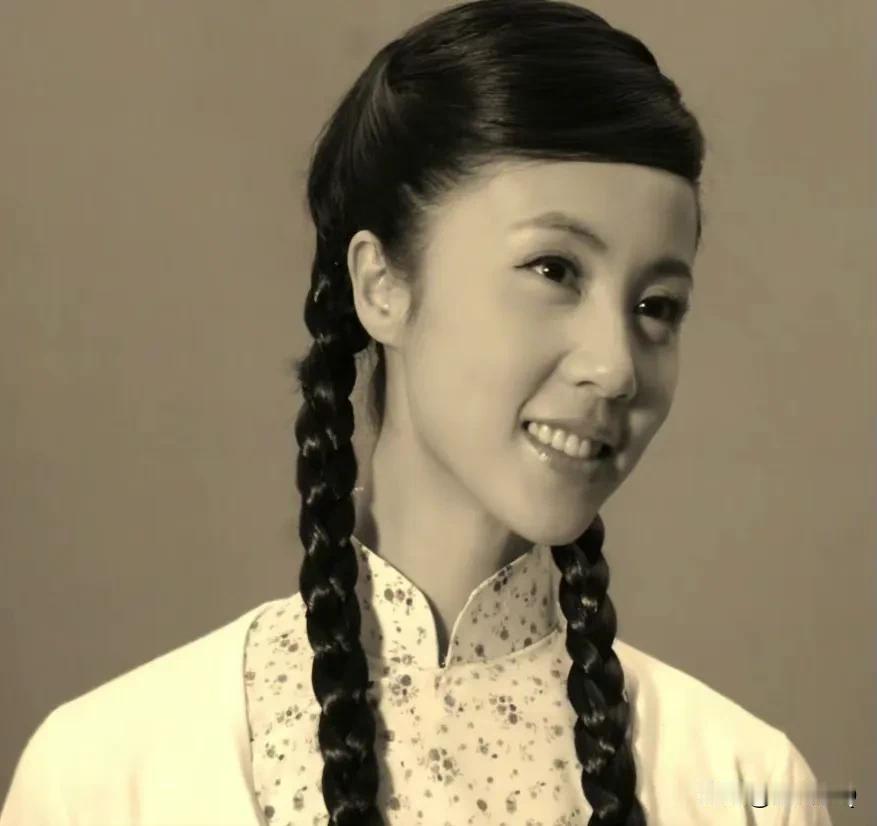 孙莉母女三同款造型，这不就是俄罗斯套娃么，简直太像了，而且都是美人胚子。