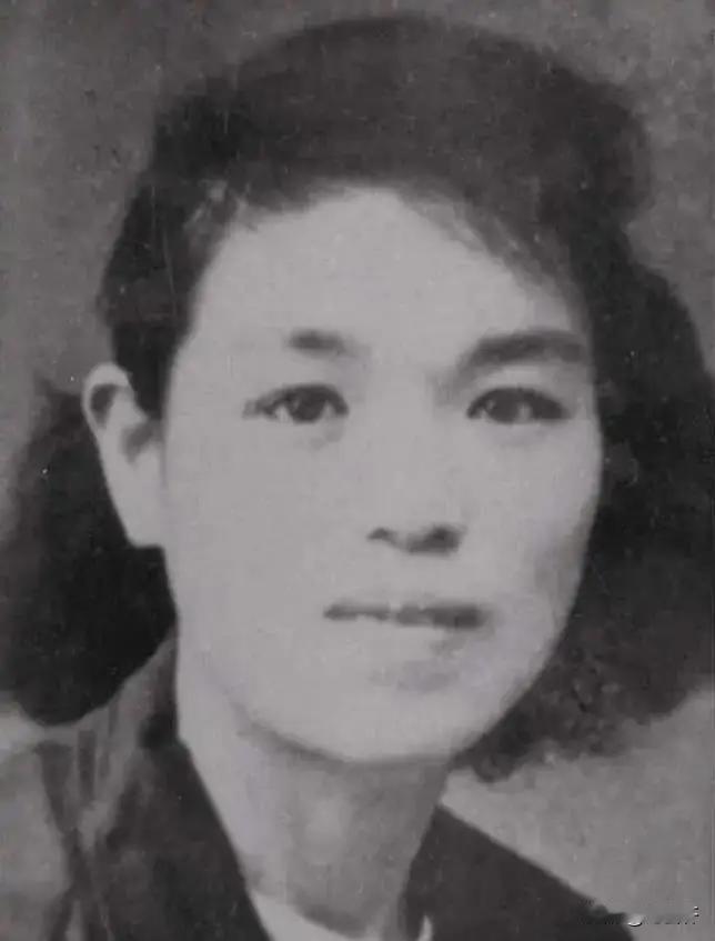 1945年8月，日本战败以后，驻中国东北关东军，陆军野战医院院长挥着军刀，用刀尖