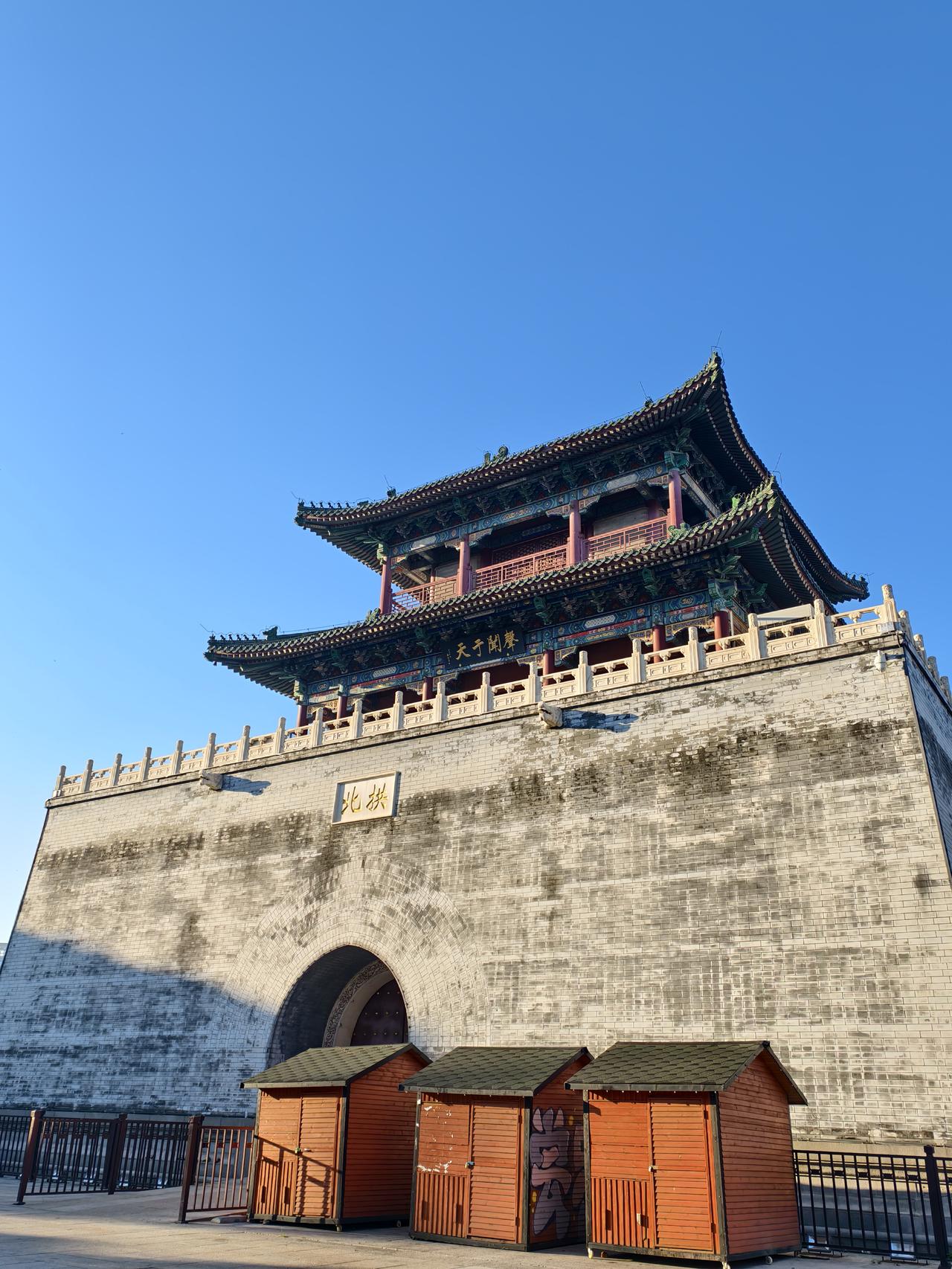 站在天津南开区老城厢古楼北街看古楼，有一种厚重的时代感。此处的景观与“五大道”、