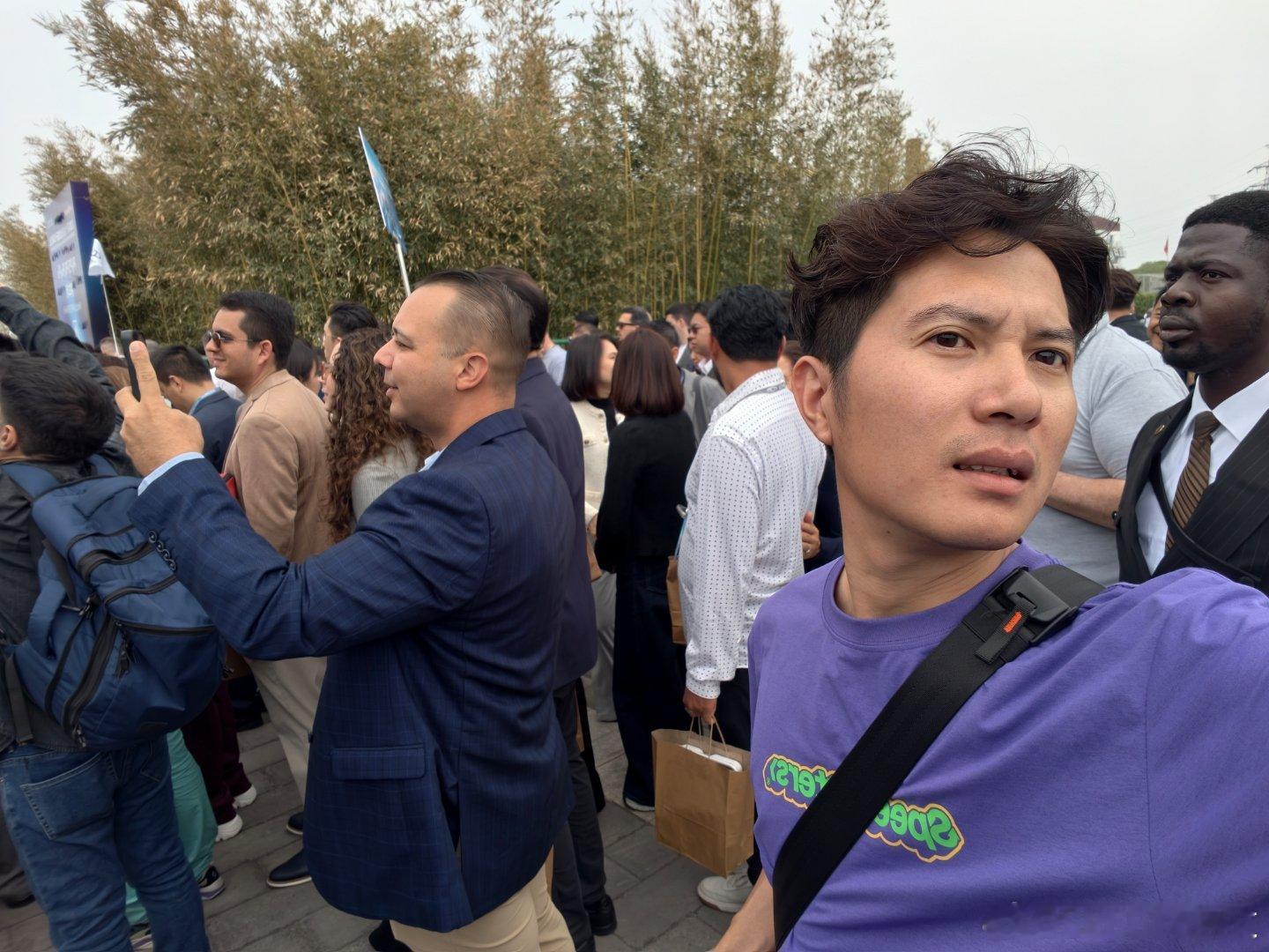 这是最多外国人的一个中国车展了吧？我陷入的一堆古龙水人群中