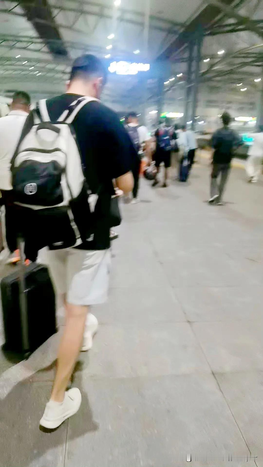 CBA休赛期三个新消息，杨鸣风尘仆仆从老家大连乘高铁返回沈阳，准备7月5日开始的