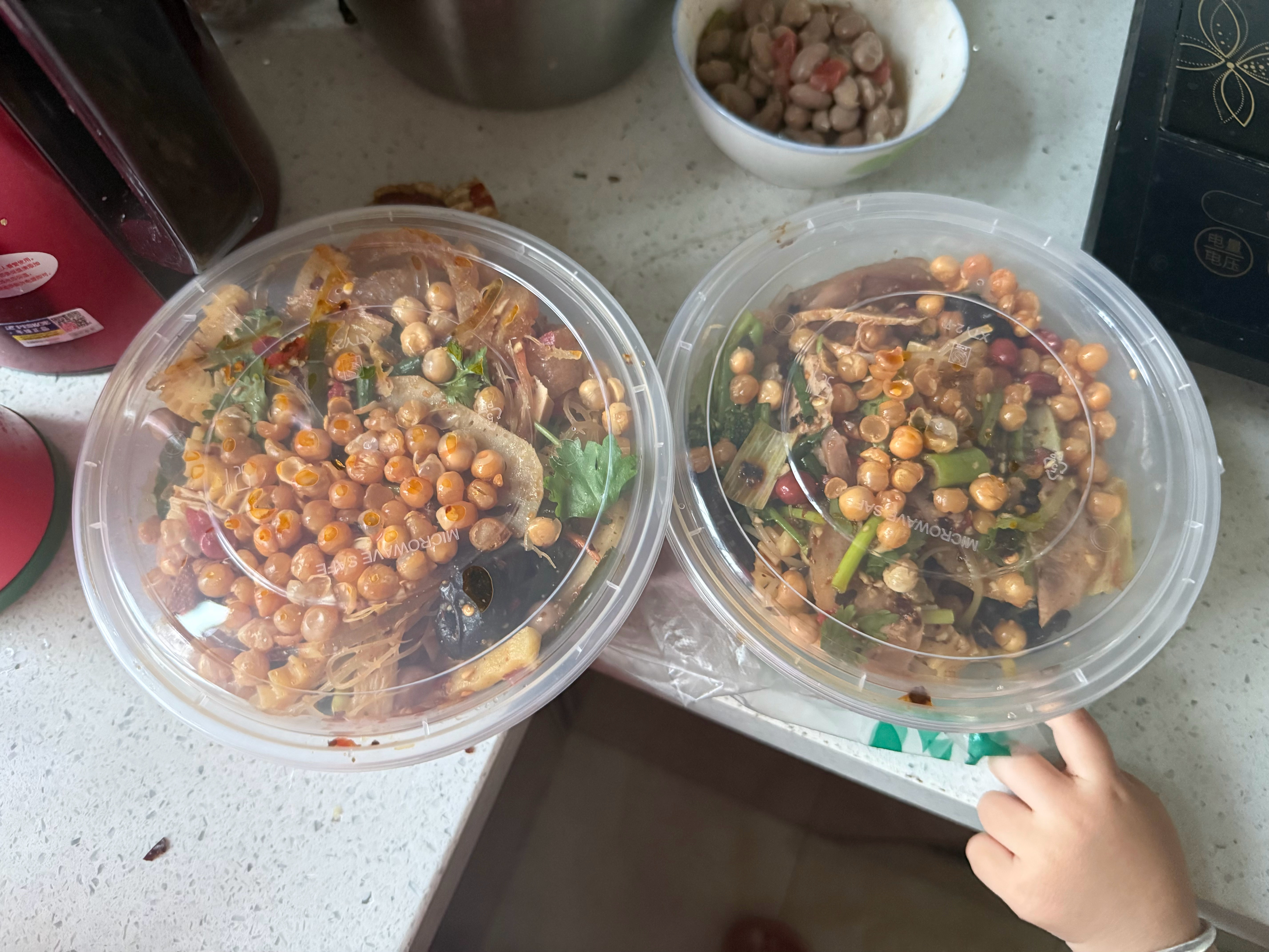 她姥中午打麻将去了，我俩也没对过，然后四点多去买了凉拌菜回来。刚刚她打完回家，也