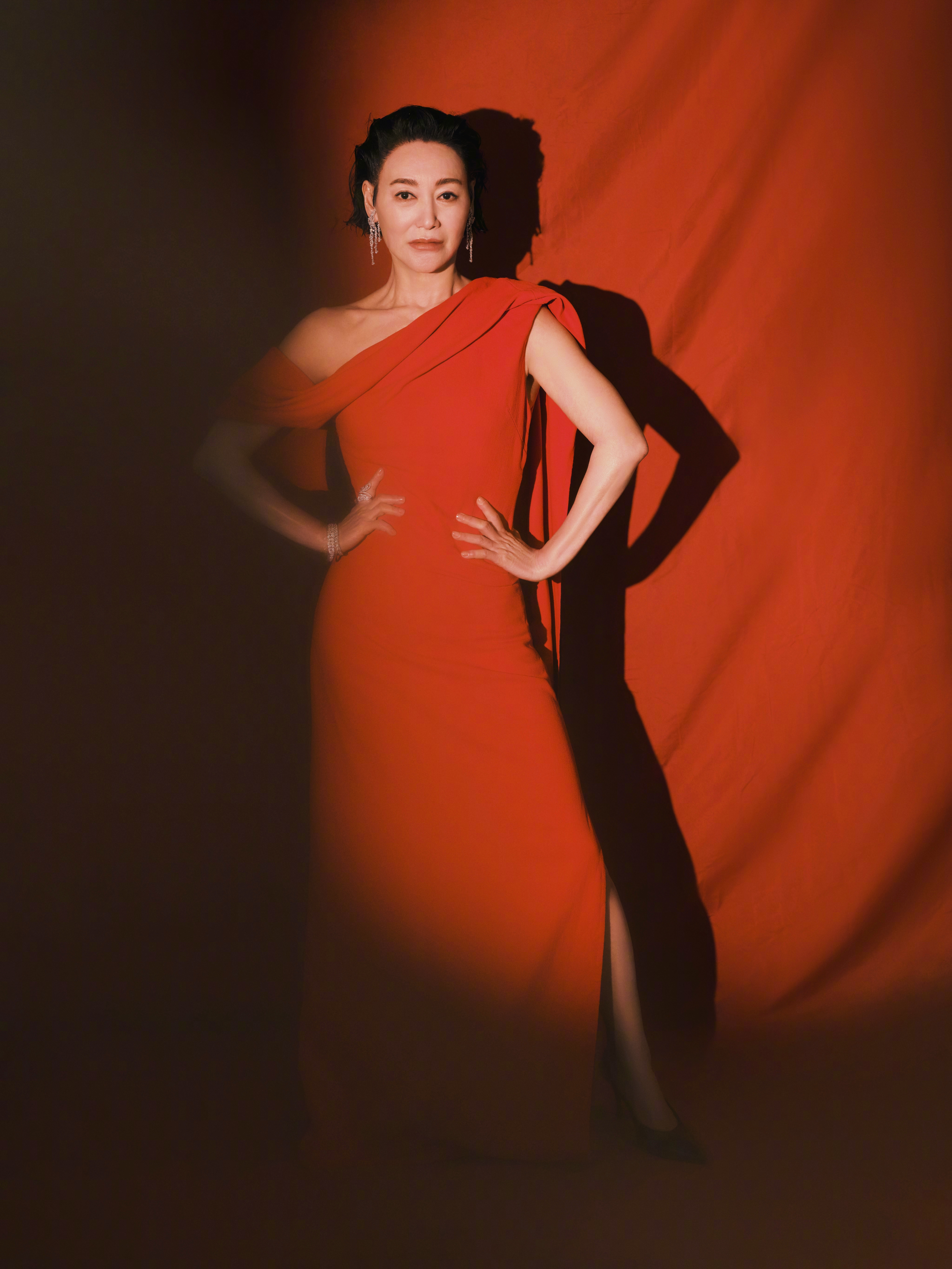 惠英红金像奖穿了特别定制惠英红金像奖定制红裙受邀第44届香港电影金像奖，特别定制