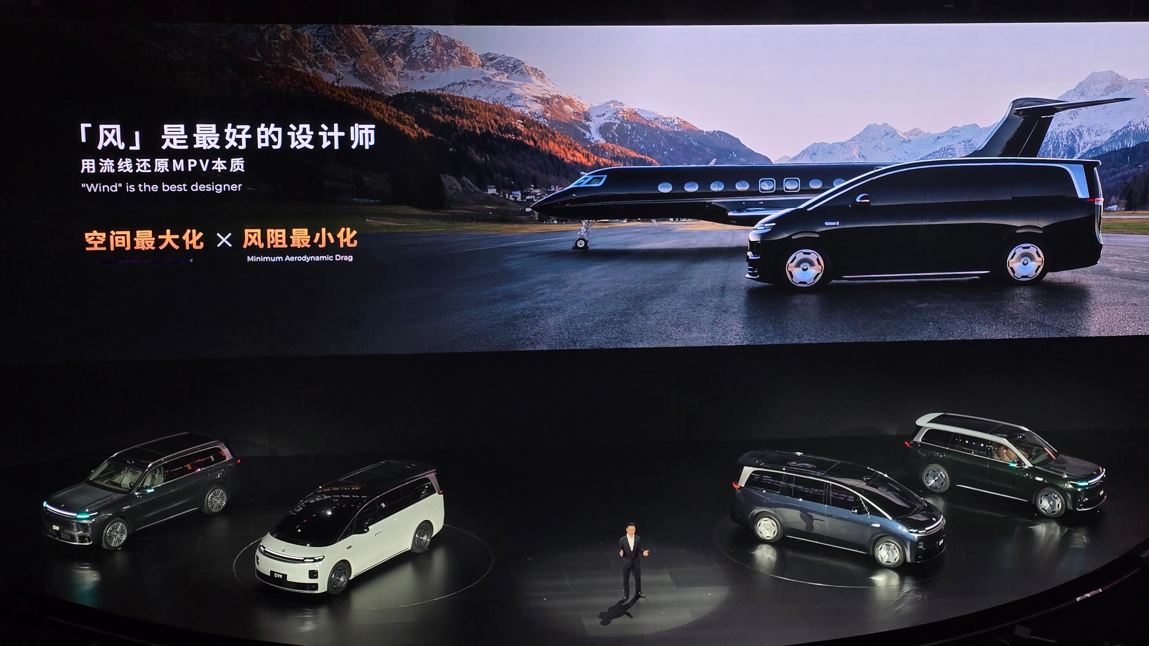 来看看 D99 外观上的一些细节：纯平侧窗、三段式贯穿灯、DLP 投影大灯、尾部