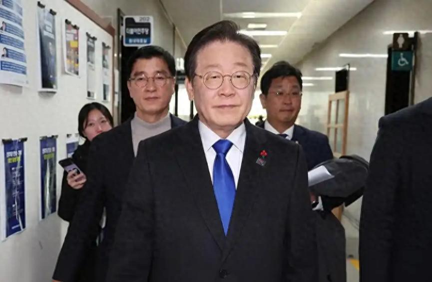 李在明到了美国，受“最低规格待遇”，石破茂的锦囊妙计不起作用
 
李在明的专机降