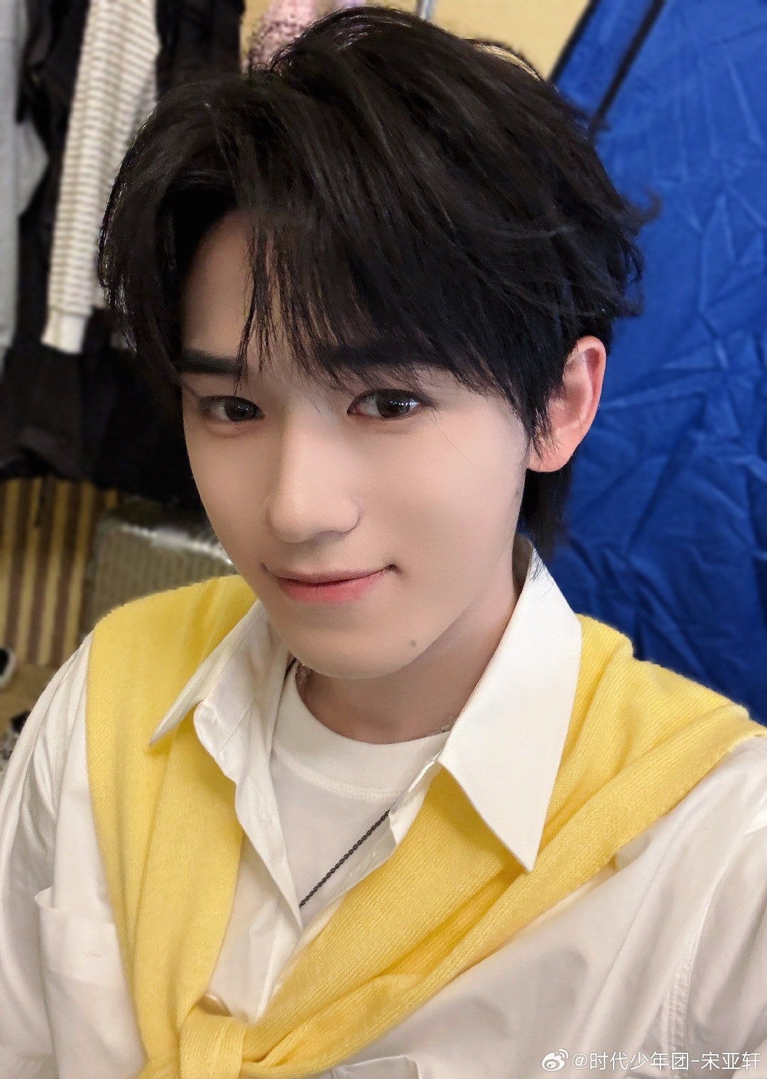 宋亚轩随机掉落两宫格自拍 宋亚轩随机掉落两宫格自拍  白衬衫搭配黄色披肩造型清爽