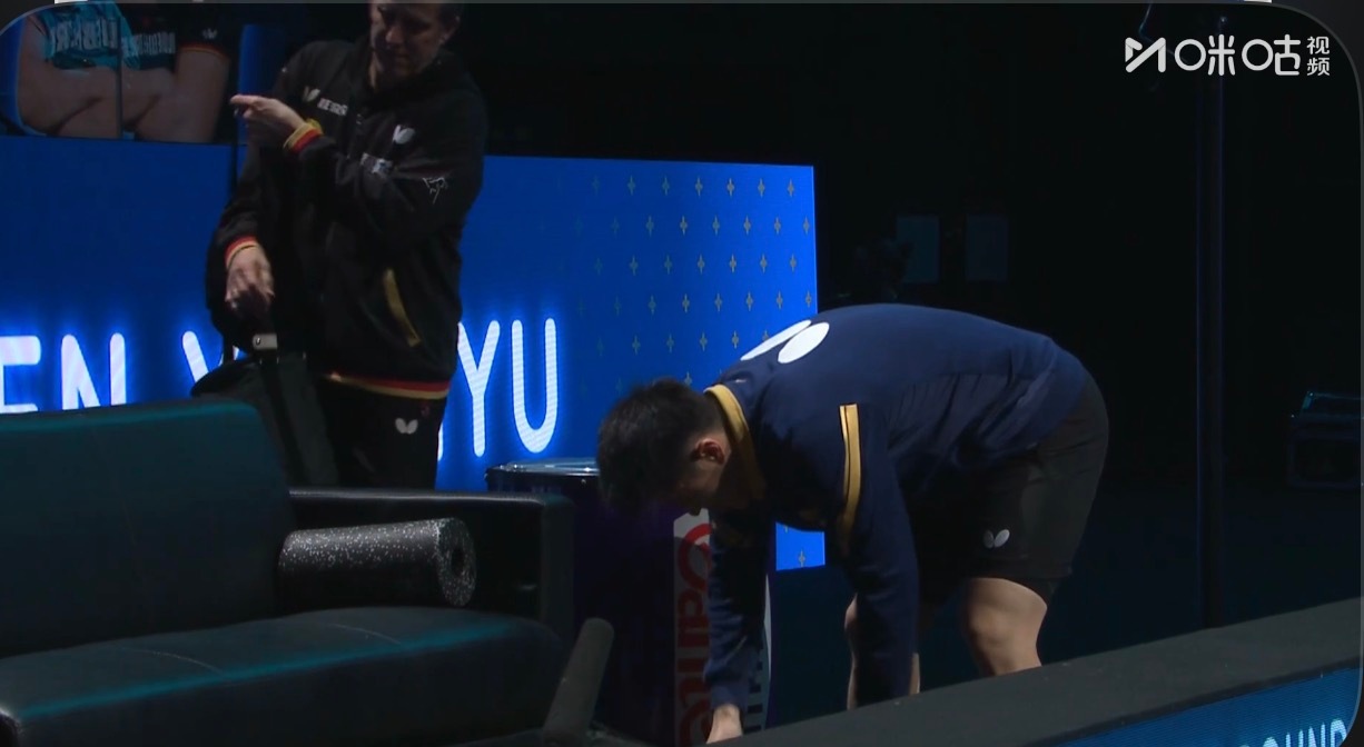 来了来了 老罗第二次上班（我有理由相信刚才他是去吃了一把药➕冰袋敷额头 因为这一