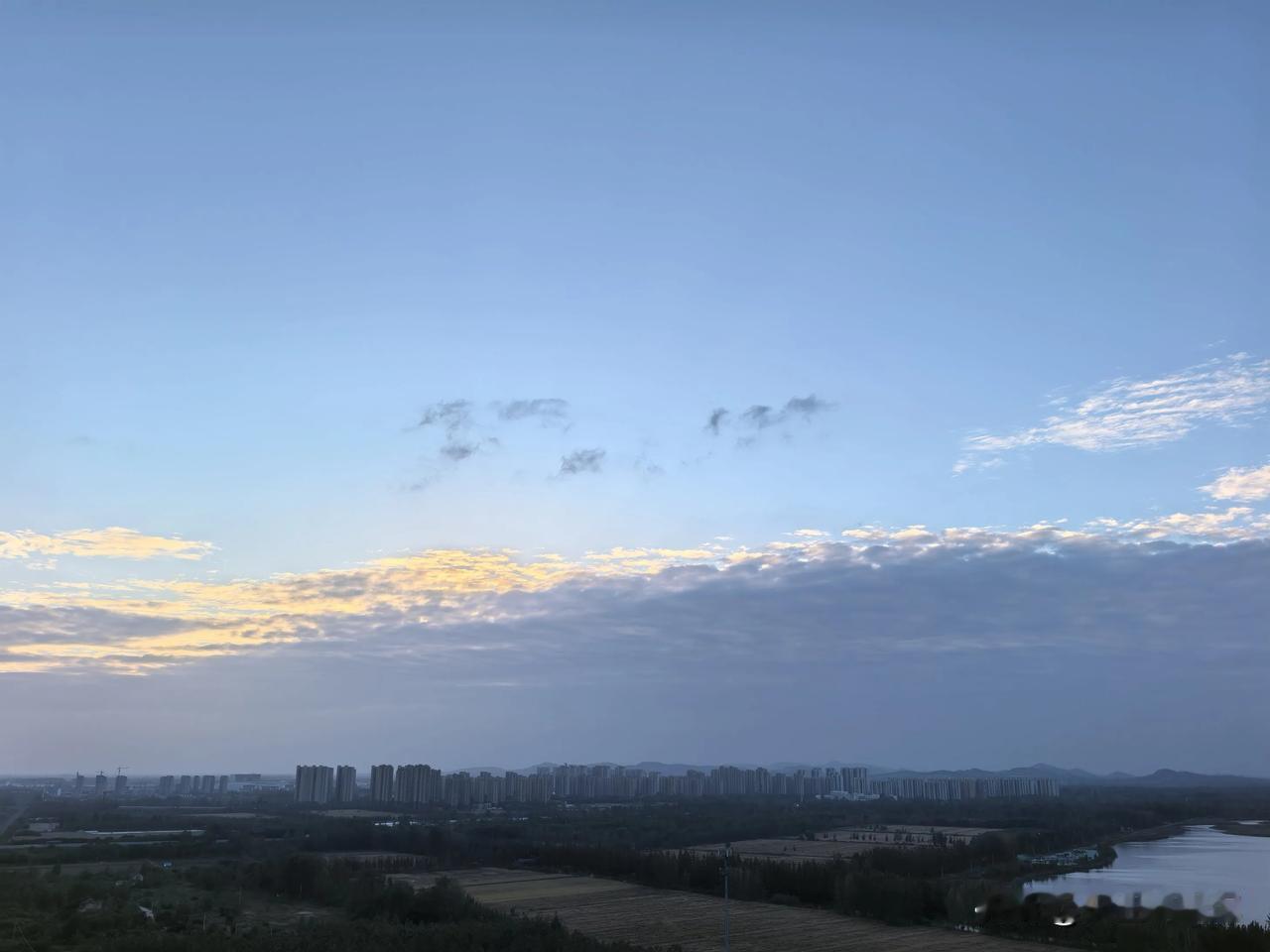 朝霞满天飞，
镶着金边的朝霞浮现在东方的天空，
旭日初升，
金光闪闪，
秋日的清
