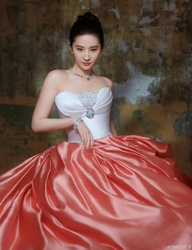#半个娱乐圈的人来厦门了# 第34届飞天奖颁奖典礼即将开始，媒体称半个娱乐圈都来