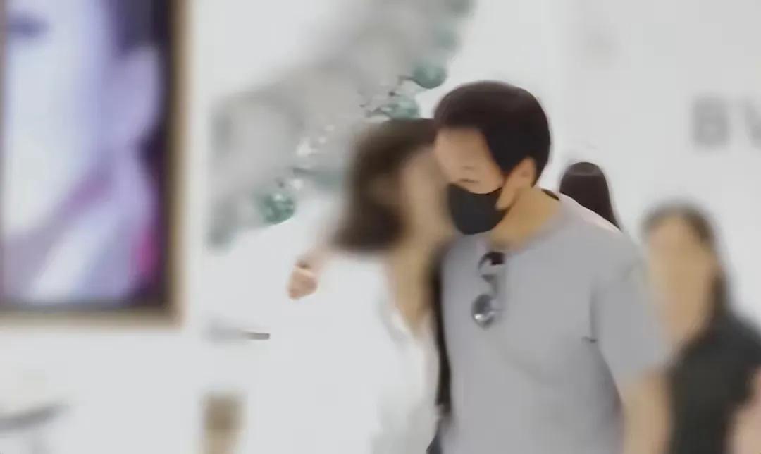 杨采钰被富商抛弃？

曾经在冯小刚电影《芳华》里饰演重要角色的杨采钰被60后富商