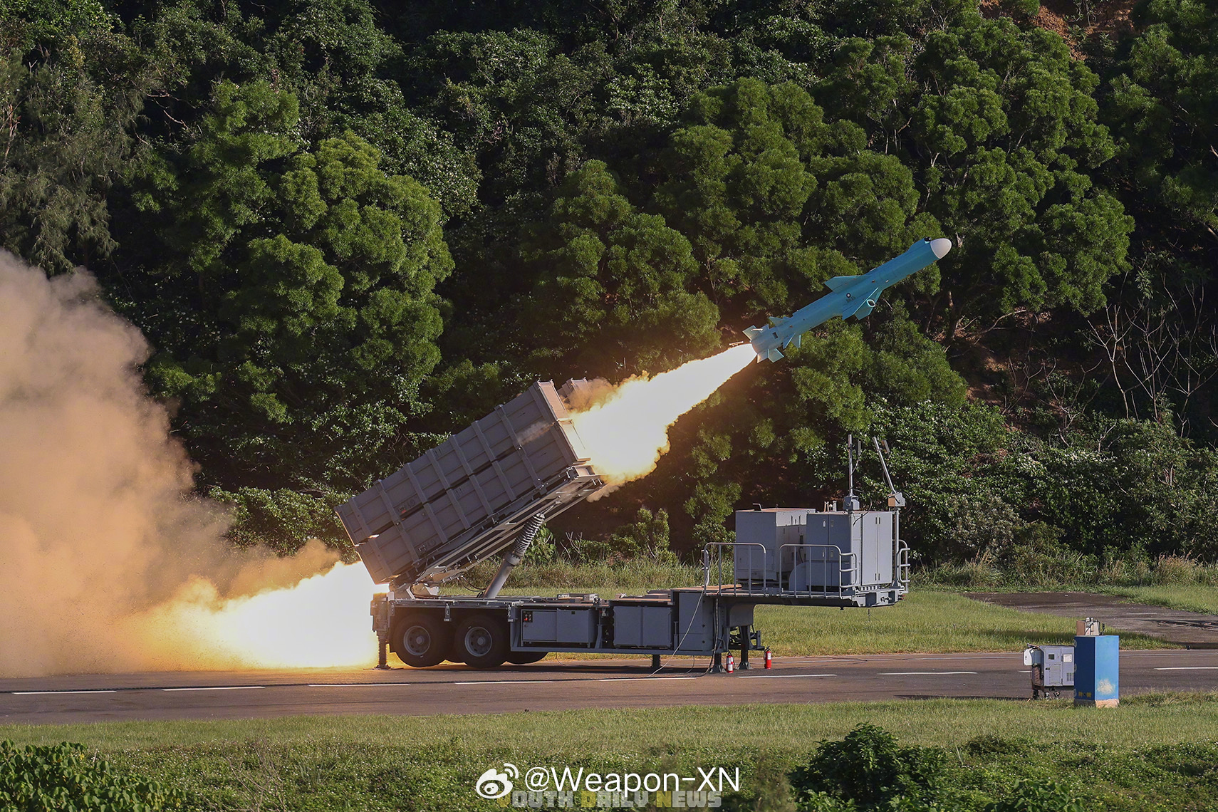 #兵器影像[超话]# 台湾雄风2岸舰导弹发射，助推段掉落瞬间。 ​​​