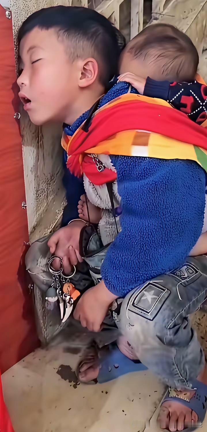 看着太让人心疼了，孩子爸爸妈妈离了婚，爸爸在外面打工，孩子实在想妈妈，哥哥背着弟