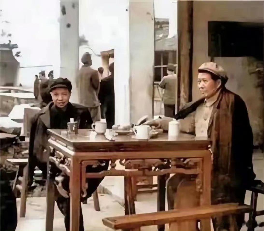 1958年成都会议期间，毛主席漫步街头，走进一家普通面馆，点了一碗鲜香的担担面。