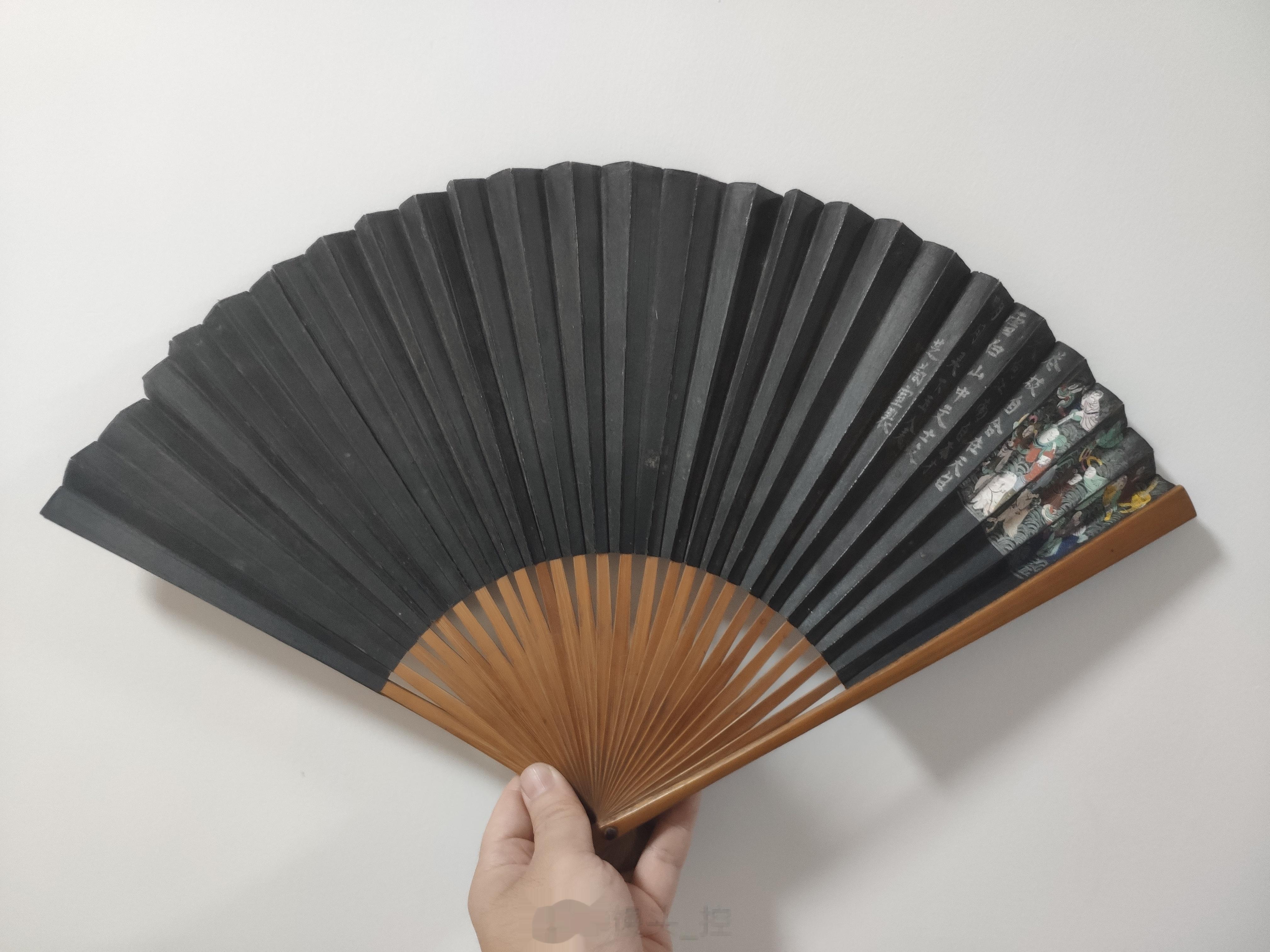 #馒头控的书影# 翻出来一把精致的黑扇子，芝兰室制。  ​​​