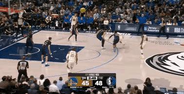 勇士vs独行侠在今天NBA常规赛勇士对阵独行侠的第二节比赛中，追梦弧顶接球后自信