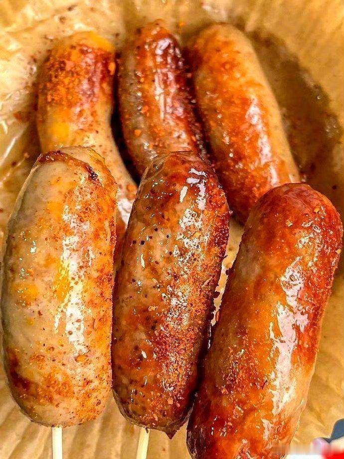 五款热门烤肠口味大测评！锋味派烤肠，单价将近8元一根，不过品质确实值得这个价，爆