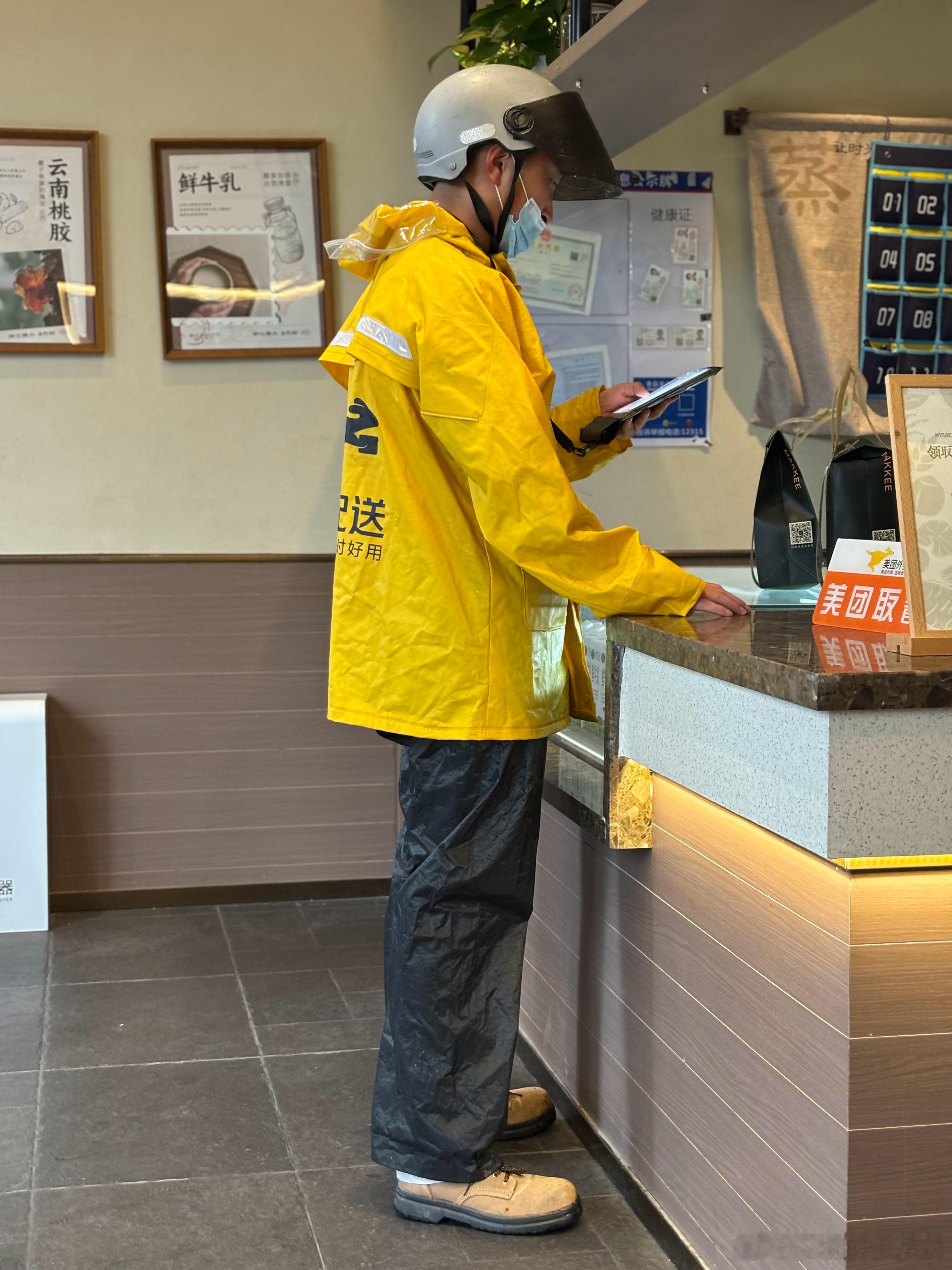 美团胶质雨衣 YYDS 啊没有之一 