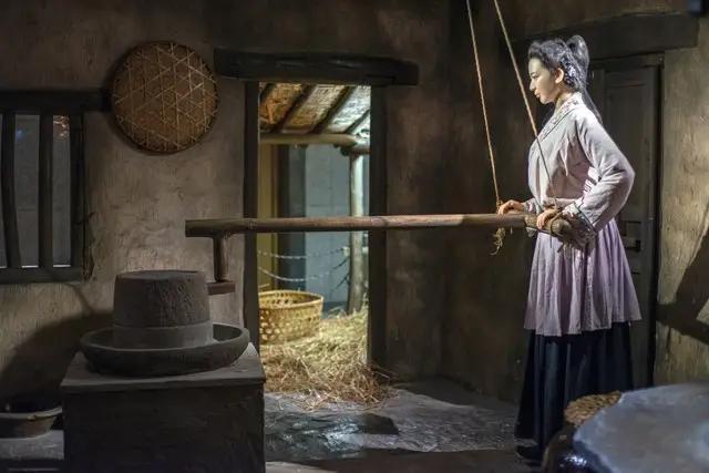 古代女子守寡，寡妇名下的财产归谁，改嫁要经过什么程序？

丈夫死了，这个家里接下