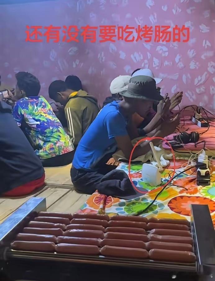 原来网吧是可以没有电脑的一台电脑都没有，就一个路由器+一堆二手手机，还能这么玩