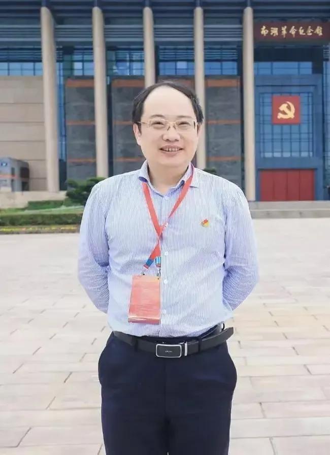 郭伟把学历造假骗到极致，包装天衣无缝，常在河边走哪有不湿鞋，假的终究是假，经不起