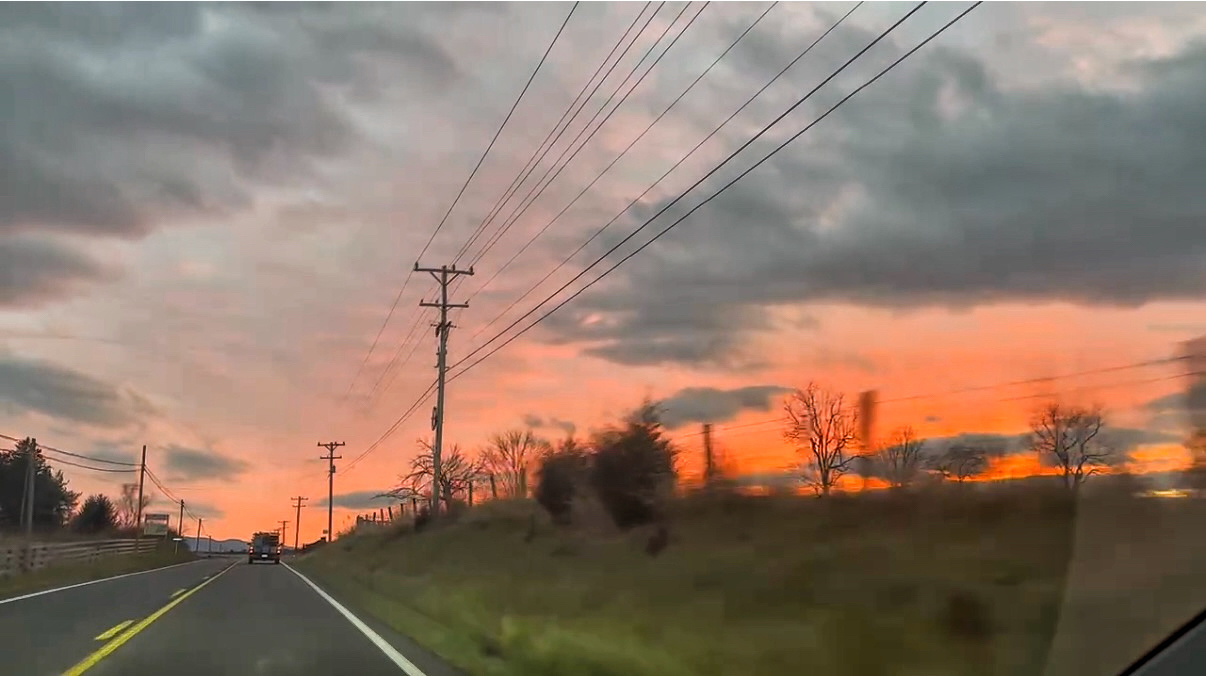 小儿子朋友拍的魔幻时刻，视频里还有小儿子斯基的画外音：真美啊，你们帮我拍下来，我