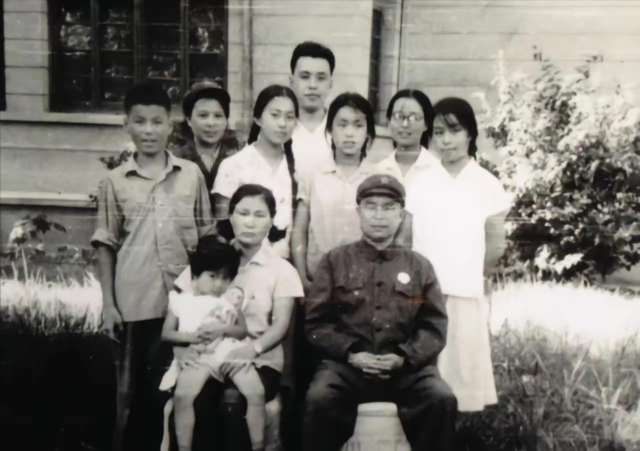 多年后，当王近山在南京因胃癌住院时，已与他离婚多年的韩岫岩心急如焚。毕竟曾是结发
