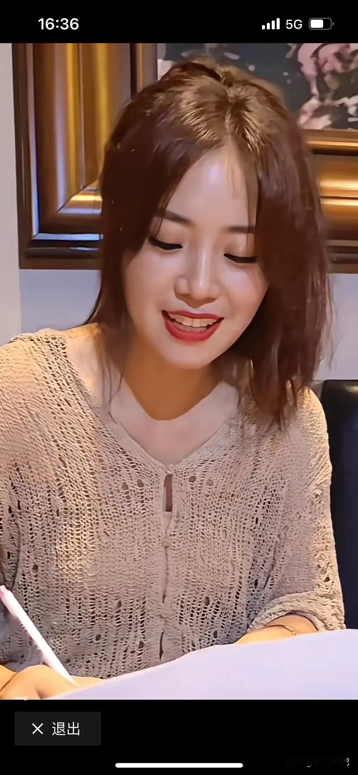 最美歌星云朵老师，现在风风光光的享受着来之不易的明星生活，谁说云朵老师不火的，她