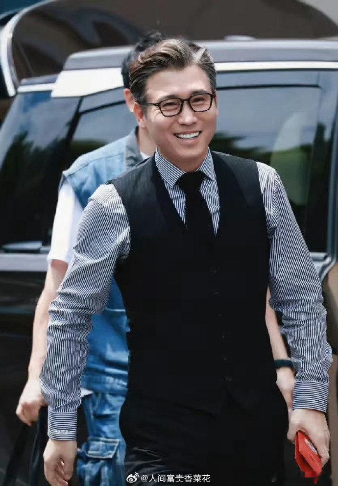 李乃文法拉利老了还是法拉利 “daddy级别”的气场是刻在骨子里的吧！他就像一辆