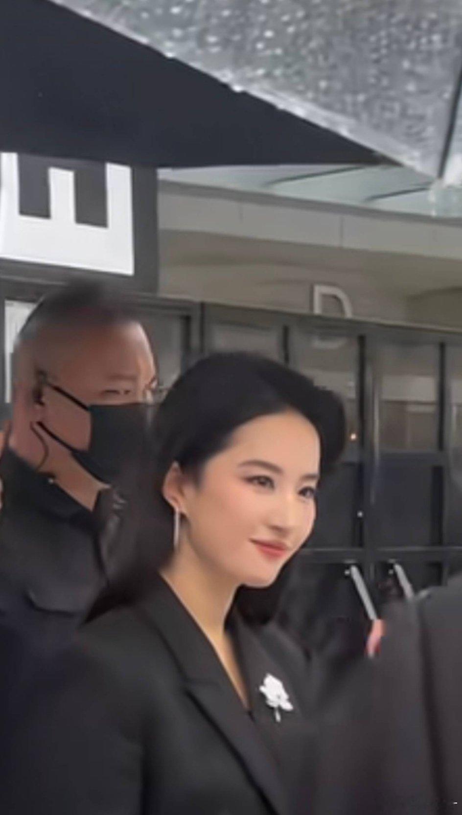 刘亦菲的耳环消失术忽略第一张“生图”和修复痕迹怎么两张图耳环长度都不一样 