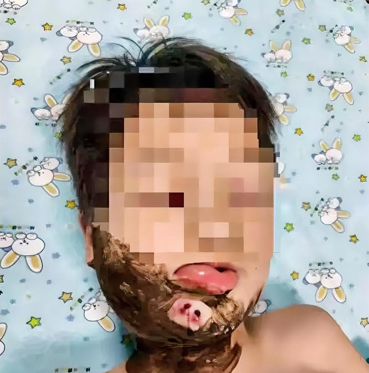 悲剧还是发生了！湖北襄阳，一8岁男童傍晚在浅滩踩水嬉闹时，一条细长黑影猛地从浑浊