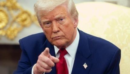 美国在赌，中国也在赌，美国赌中国不敢武力收复台湾地区，不敢打 日本，而中国则在赌
