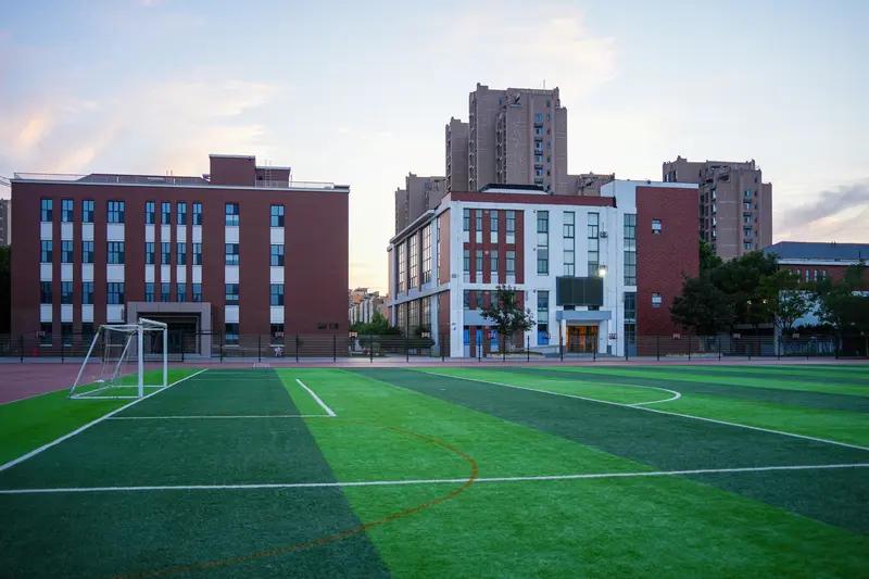 民办学校作死的四大典型误区：
民办学校招生如果未能达到预期，往往会选择“节流保命