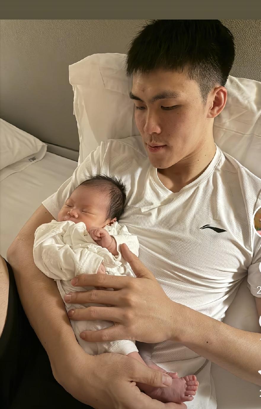 中国男篮新星庞峥麟多大年龄了？已经结婚生子了？27岁，干脆利落。
