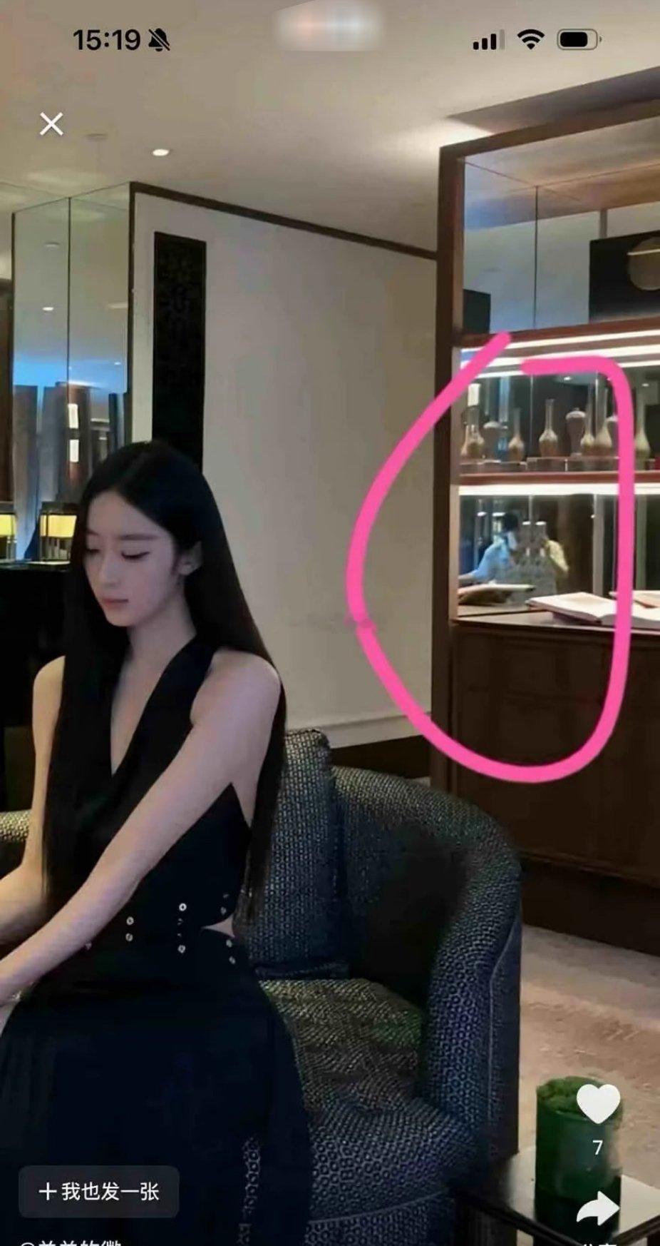 这是牌牌琦吗？女生在家在自拍没想到牌牌琦出现在镜子里面了……二狗视野的话