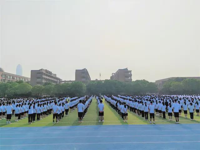 去年北大都录取了，他却没去报到。复读一年后，他考了714分，冲到浙江第二，又一次